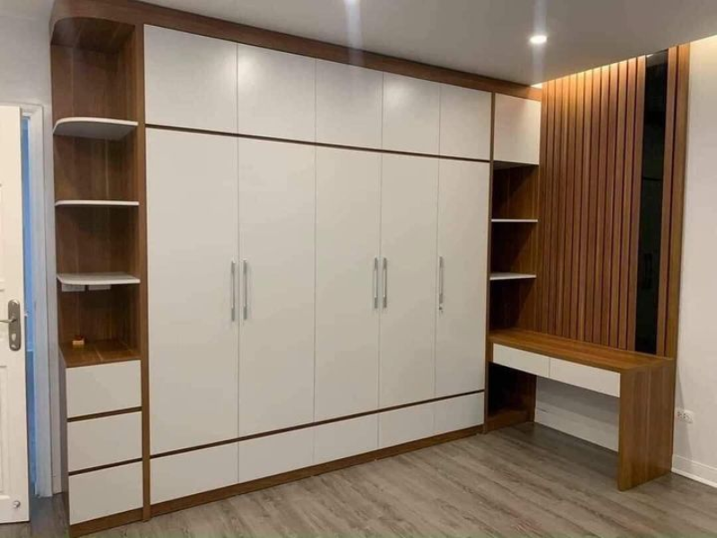 Tủ quần áo có kệ góc trang trí