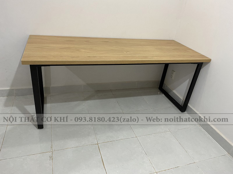 bàn làm việc chân sắt chữ U
