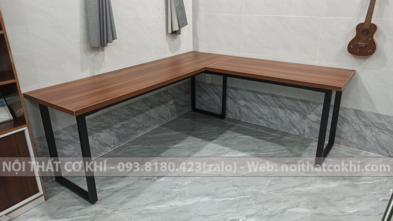 bàn chữ L chân sắt